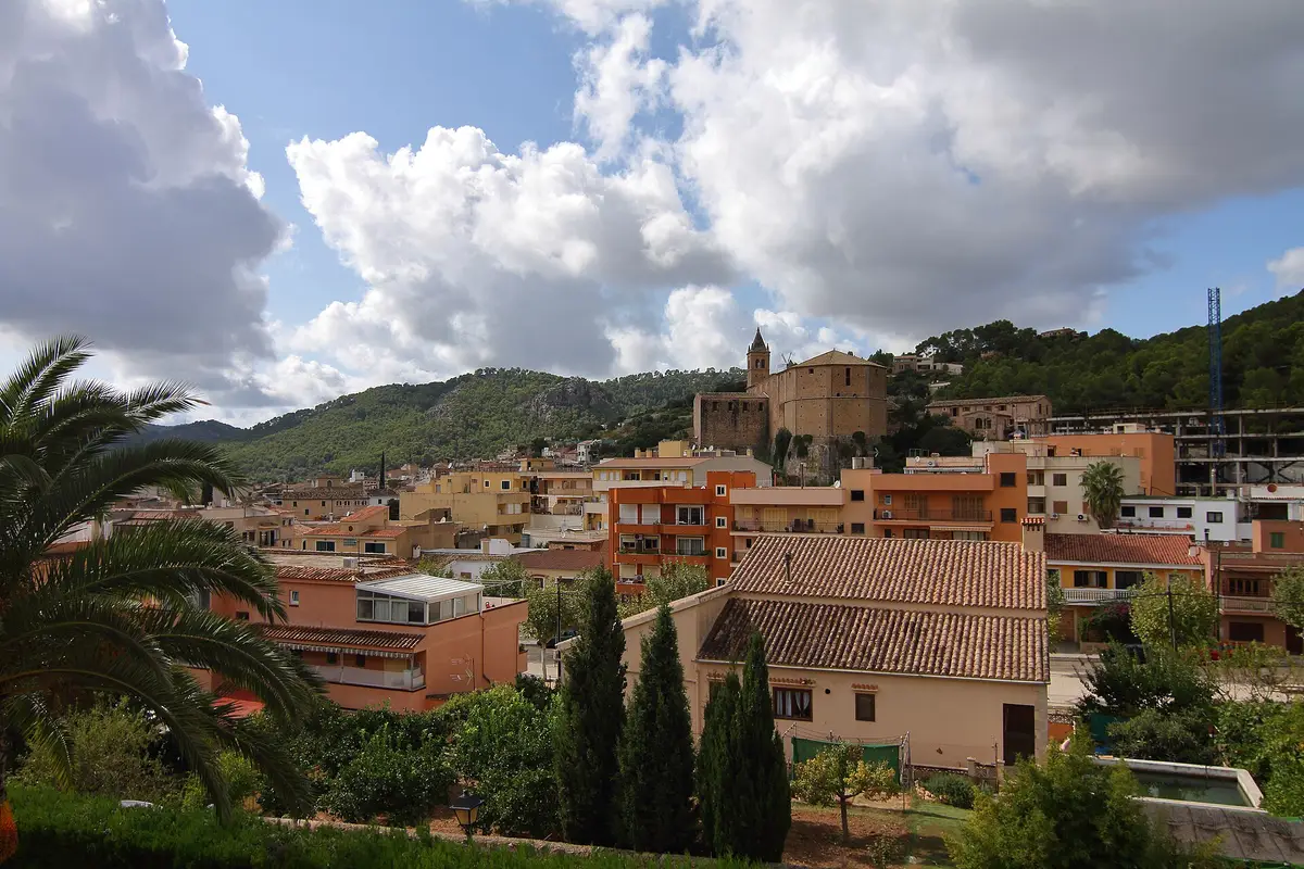 Der Ortskern von Andratx mit der Kirche Santa Maria, dahinter die bewaldeten Hänge der Tramuntana