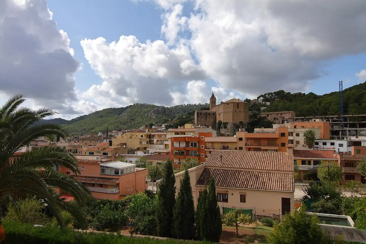Der Ortskern von Andratx mit der Kirche Santa Maria, dahinter die bewaldeten Hänge der Tramuntana