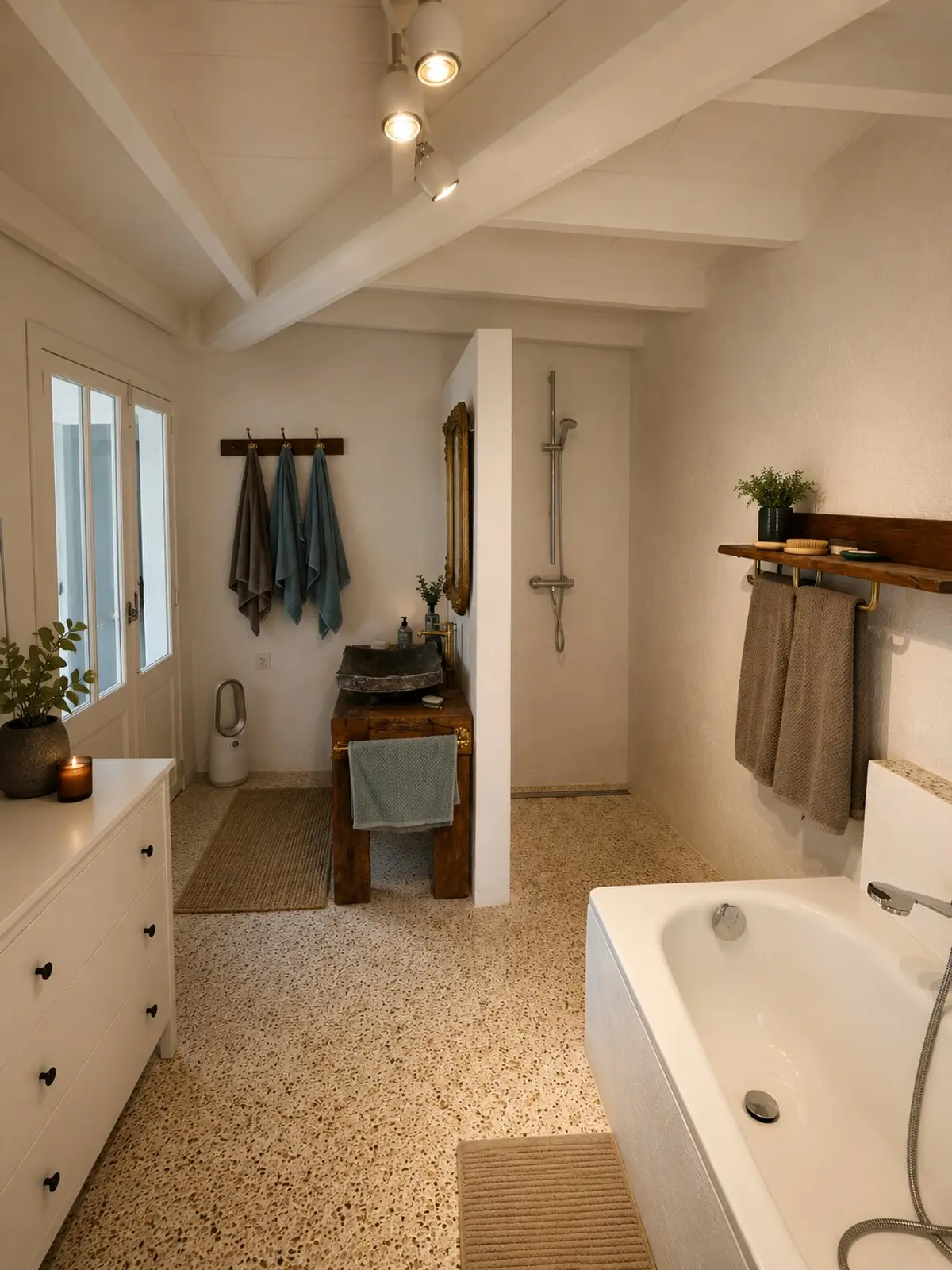 Zweites Bad mit Wanne, Dusche und Holzablage