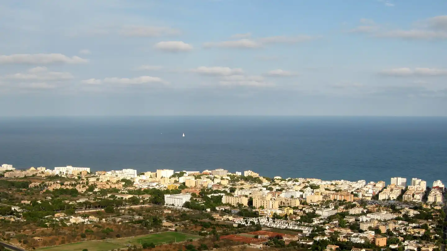 Blick über Cala Millor zum Meer, im Vordergrund die Felder hinter dem Ort