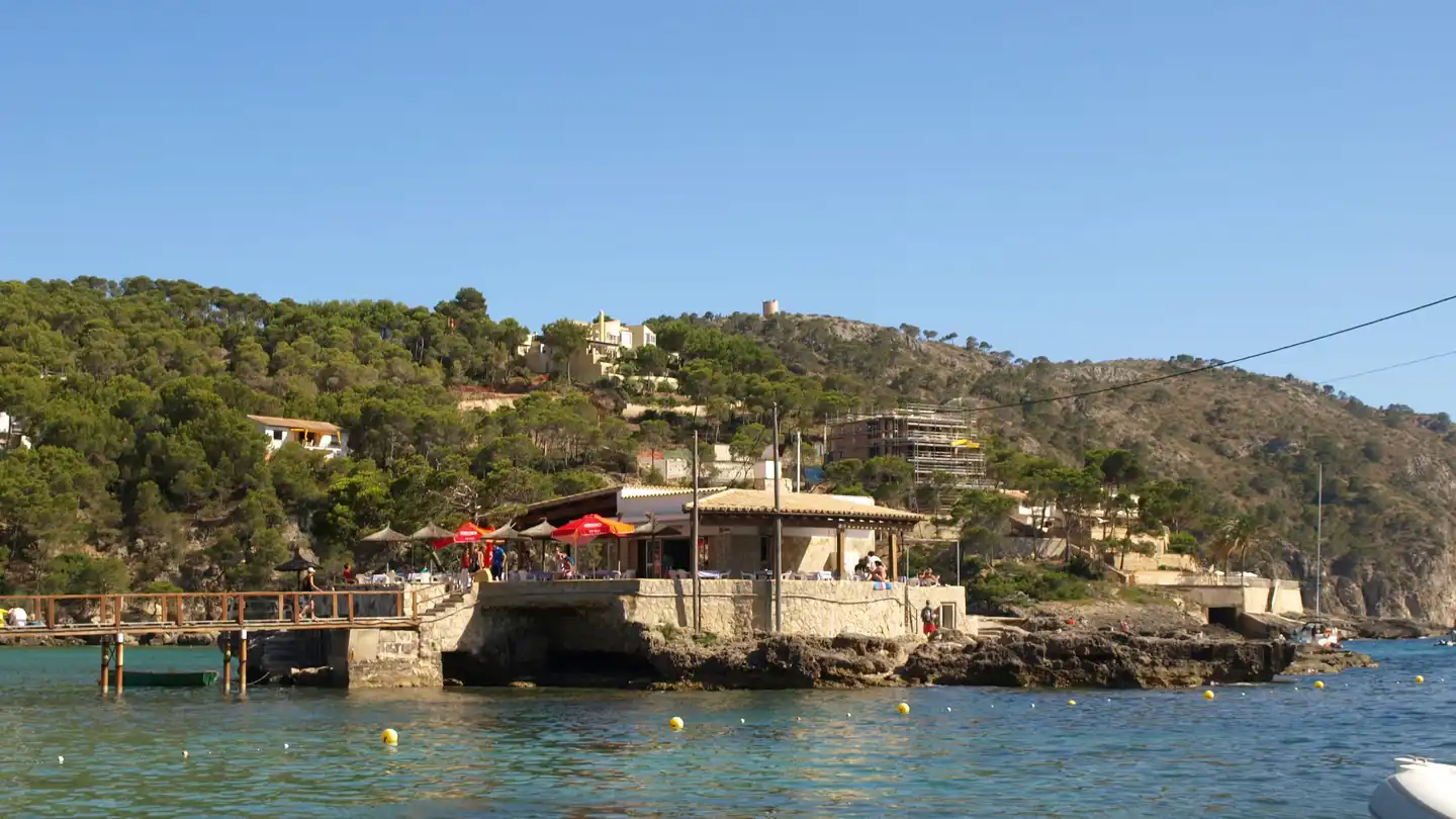 Die Illeta in der Bucht von Camp de Mar mit dem Restaurant und dem Holzsteg zum Strand