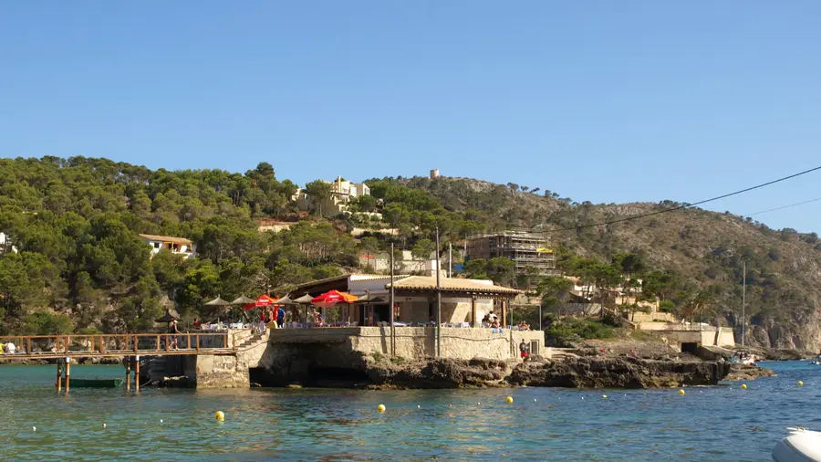 Die Illeta in der Bucht von Camp de Mar mit dem Restaurant und dem Holzsteg zum Strand