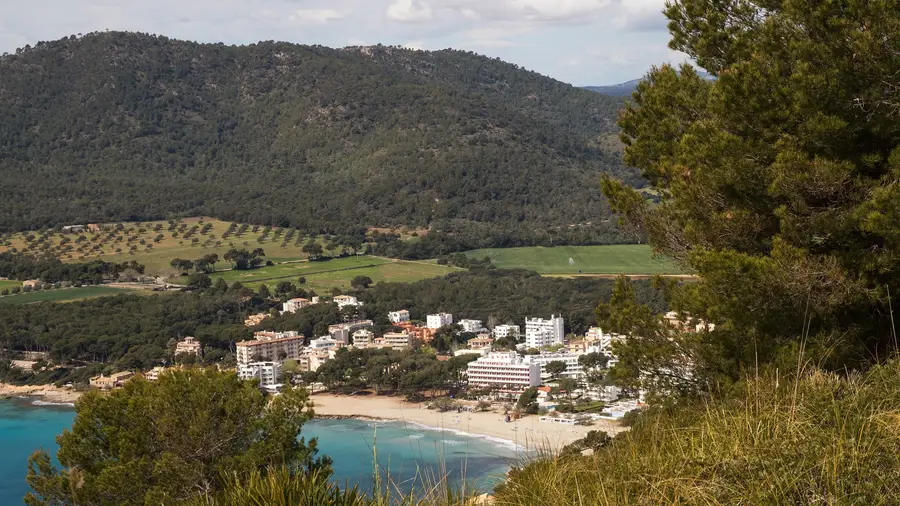 Blick vom Cap Vermell über Canyamel: Strand, Ort und das unbebaute Tal dahinter