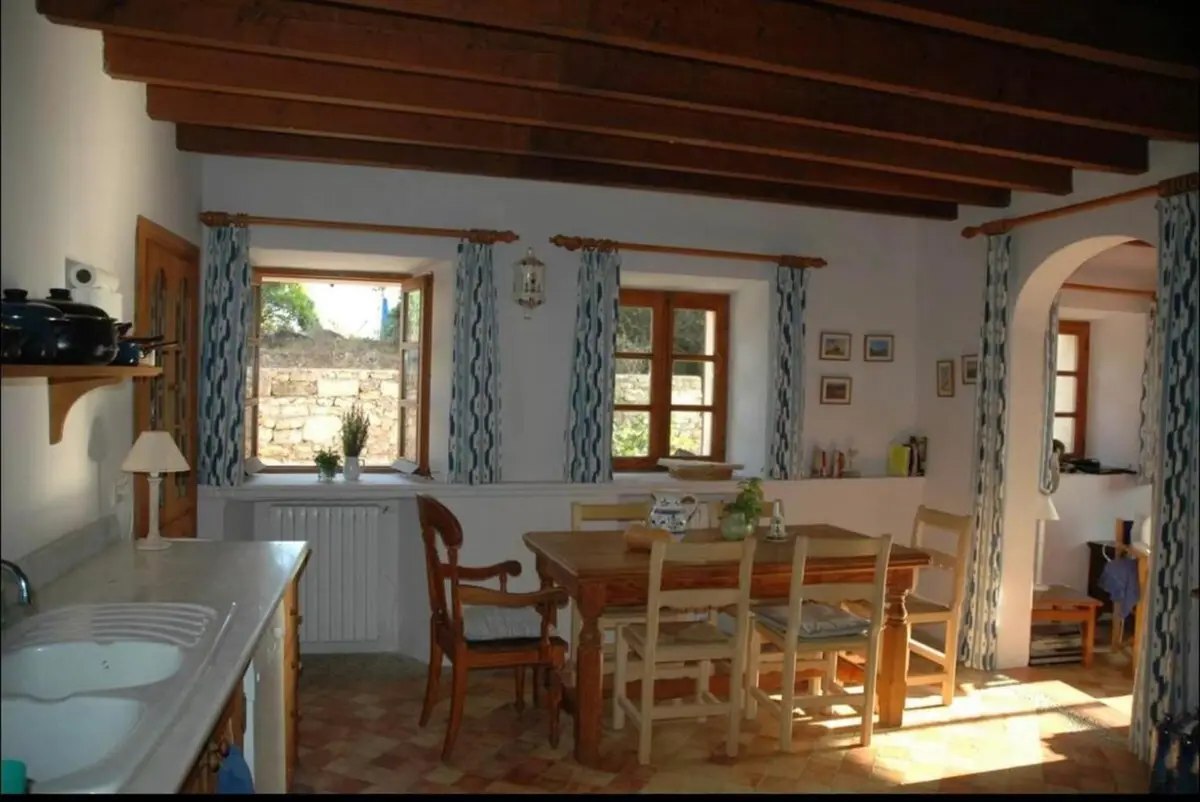 Küche mit Essbereich, Balkendecke und Bogen zum Nebenraum