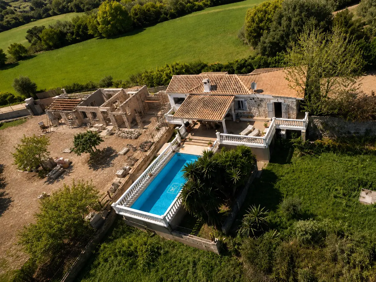 Luftaufnahme der Finca mit Pool, umgeben von Feldern und Bäumen