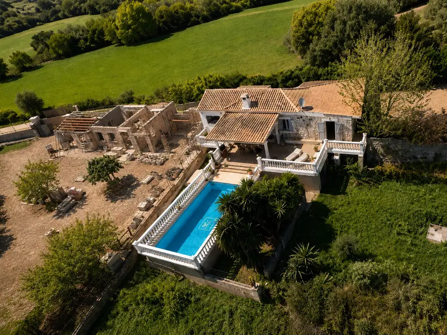 Luftaufnahme der Finca mit Pool, umgeben von Feldern und Bäumen