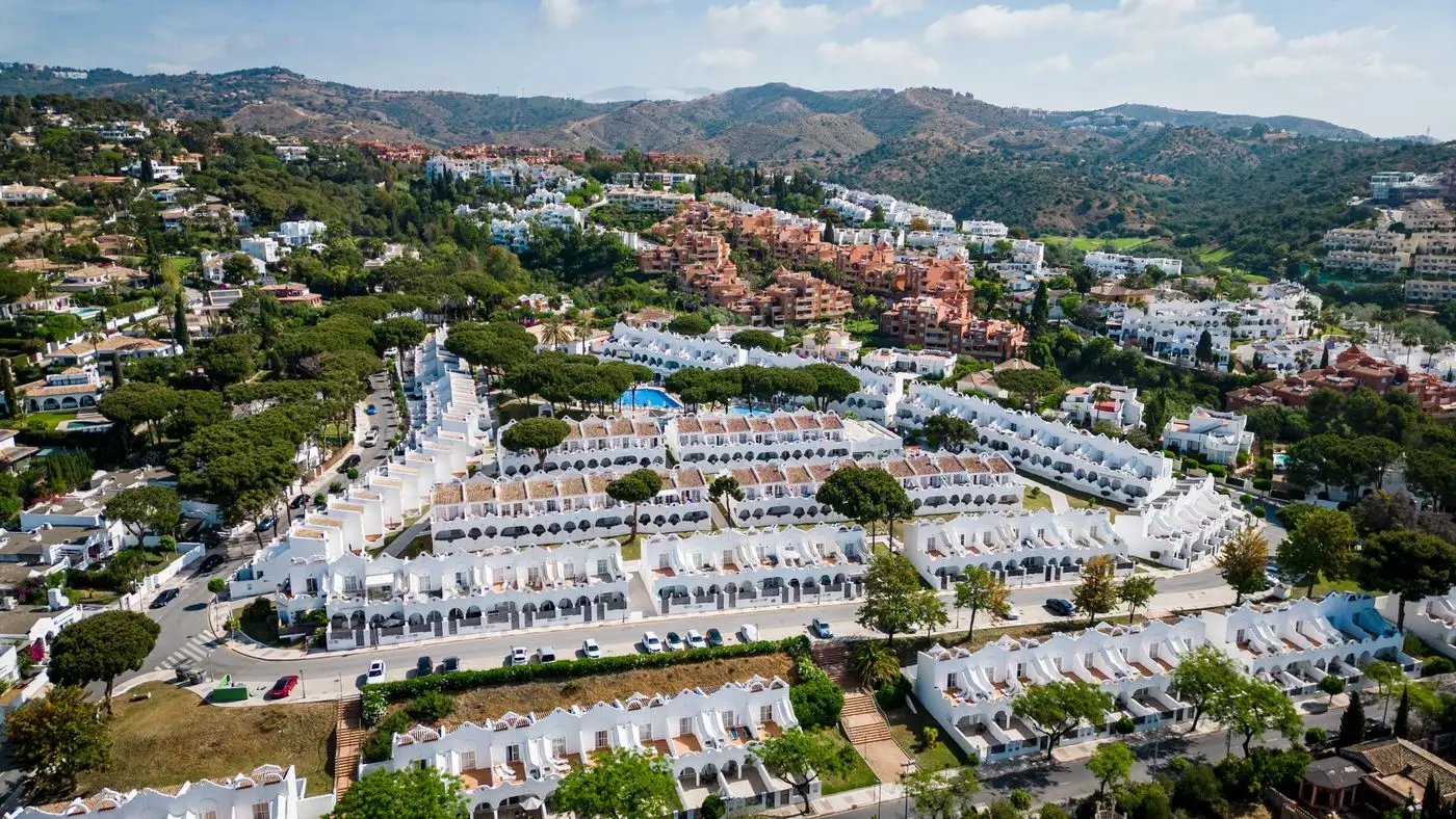 Marbella aus der Luft: die Wohnlagen zwischen Sierra und Meer