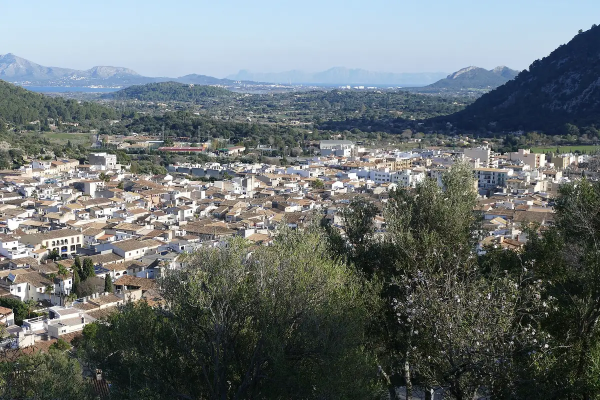 Blick vom Kalvarienberg über die Dächer von Pollença bis zur Bucht im Norden