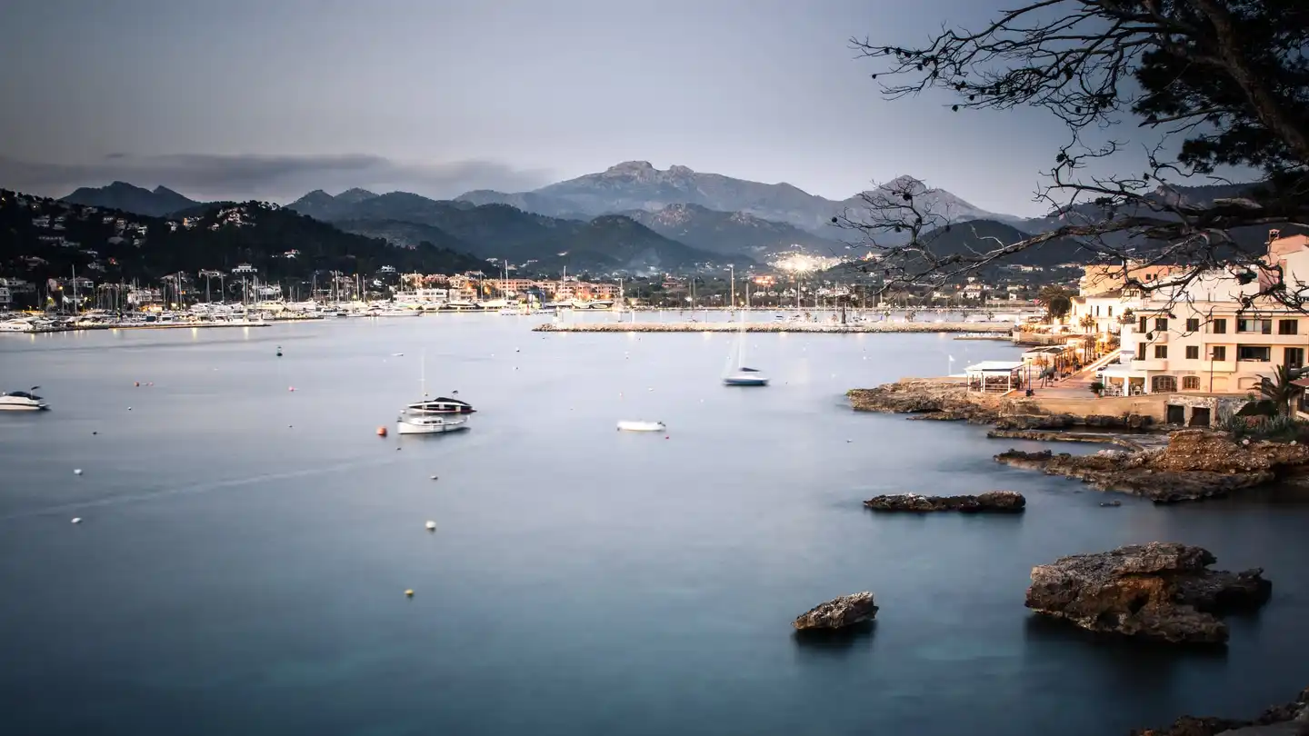 Der Naturhafen von Port d'Andratx zur blauen Stunde, dahinter die Serra de Tramuntana