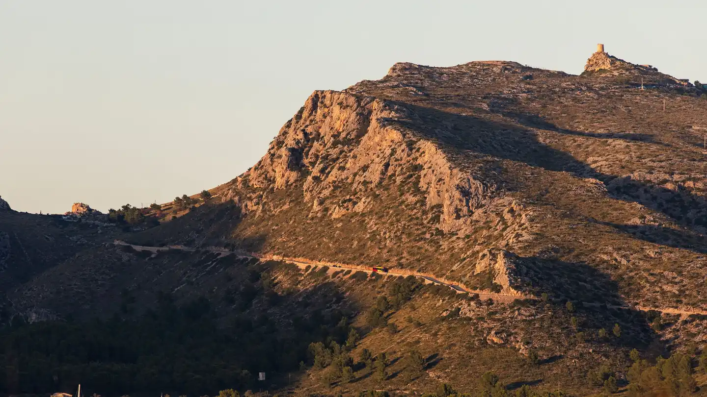 Die Bucht von Port de Pollença im Abendlicht, dahinter die Ausläufer der Serra de Tramuntana