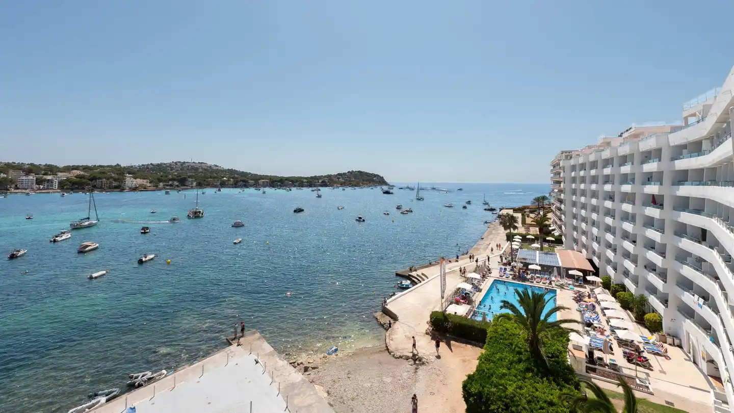 Die Bucht von Santa Ponsa mit ankernden Booten, rechts die Bebauung am Ufer