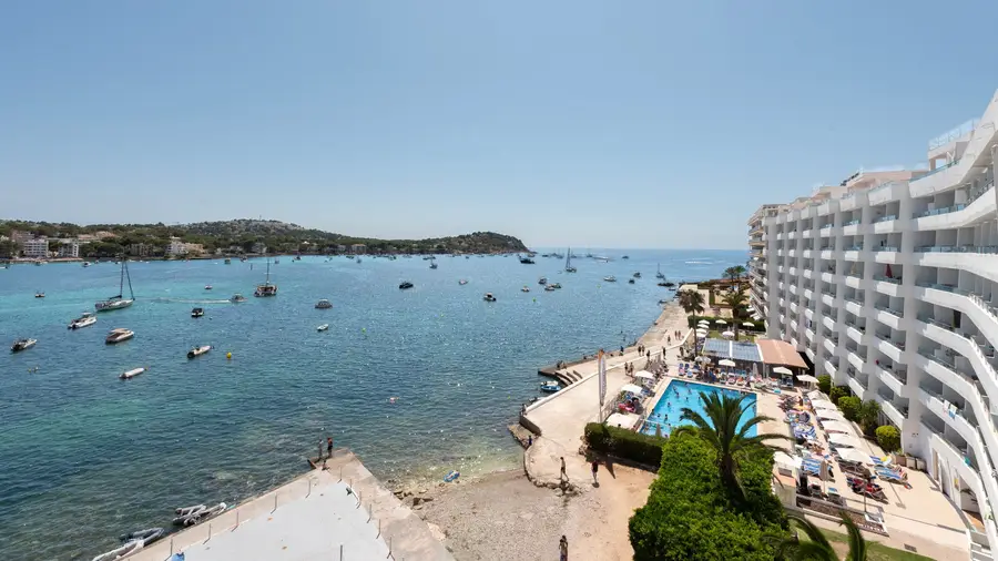 Die Bucht von Santa Ponsa mit ankernden Booten, rechts die Bebauung am Ufer