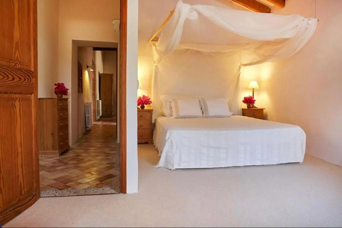 Schlafzimmer mit Himmelbett, Blick durch die Tür in den Flur