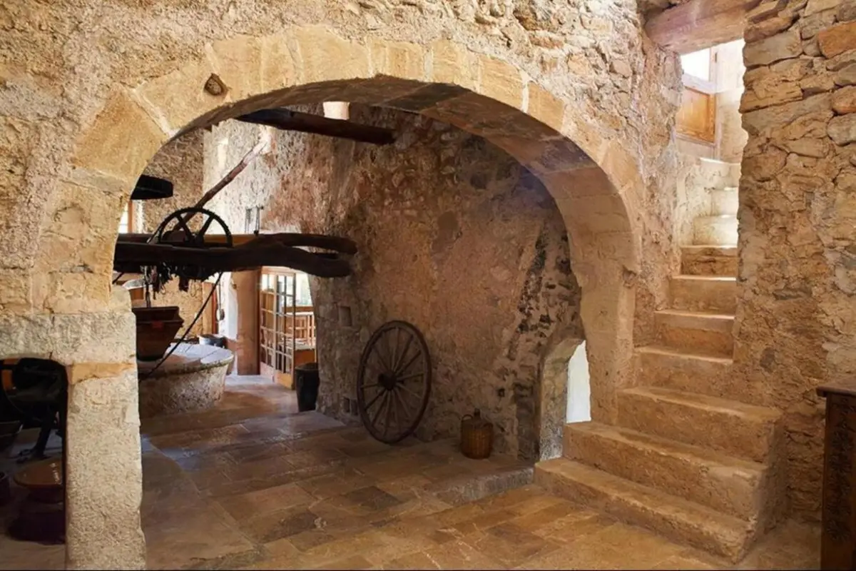 Historischer Steinbogen über der Durchfahrt, daneben eine gemauerte Steintreppe
