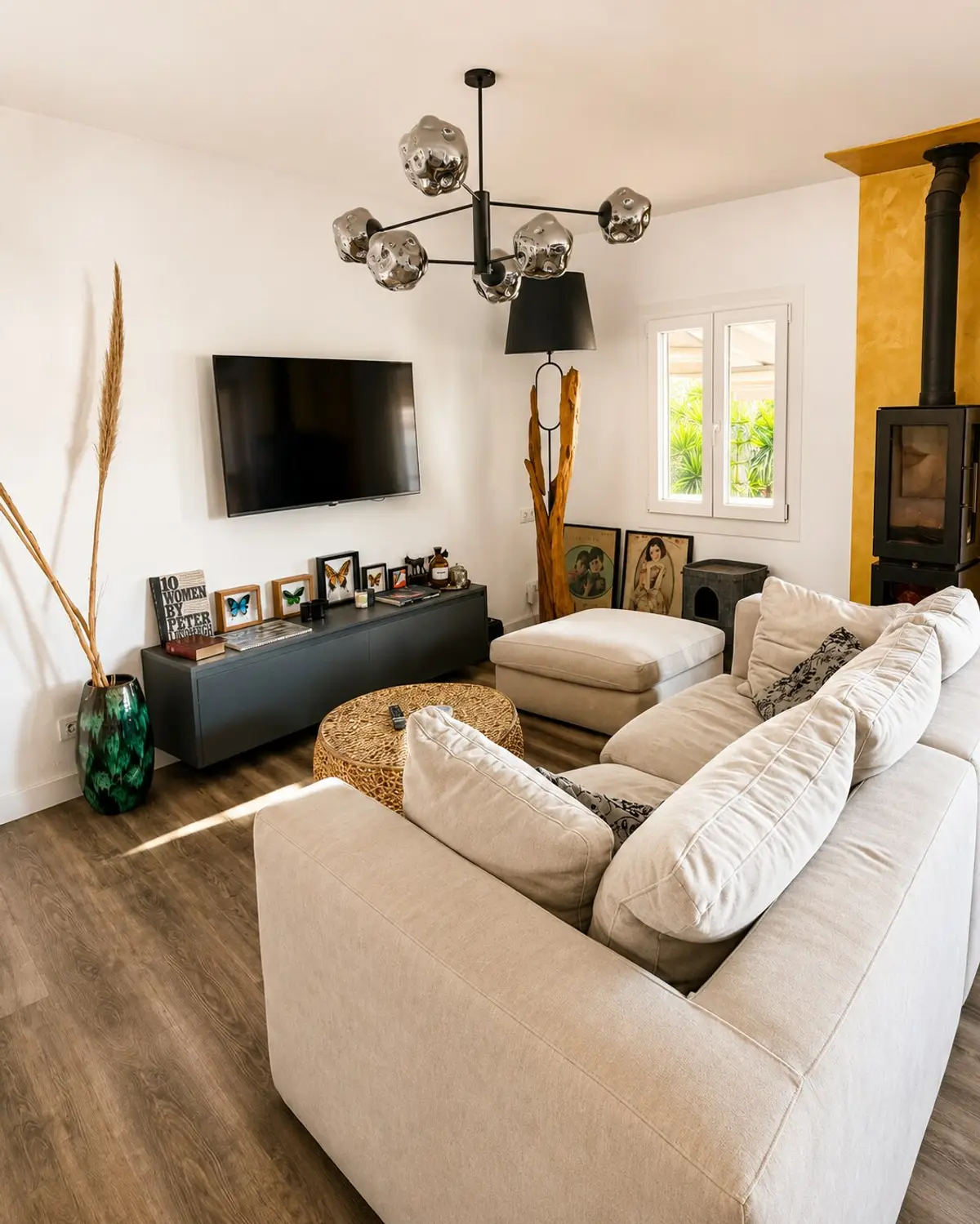 Wohnraum mit Sofa, Kaminofen und Designleuchte